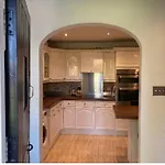 Spacious Room In A Tranquil , Comfortable Brighton City Apartment