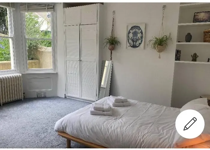 Spacious Room In A Tranquil , Comfortable Brighton City Apartment