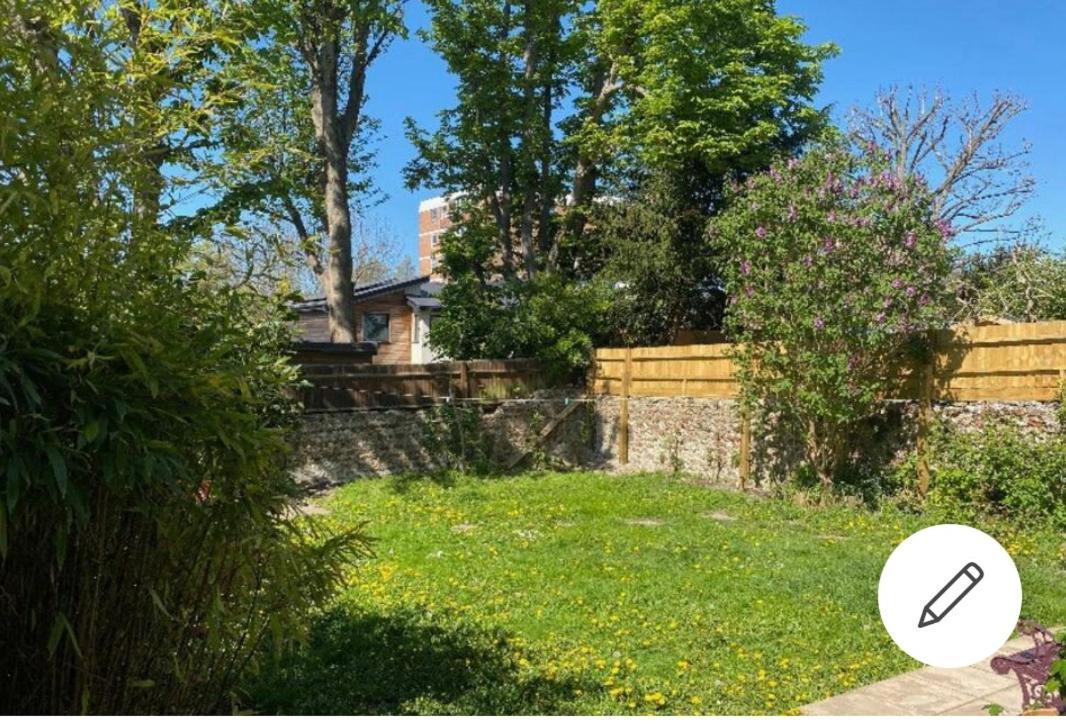 Spacious In A Tranquil , Comfortable City Brighton